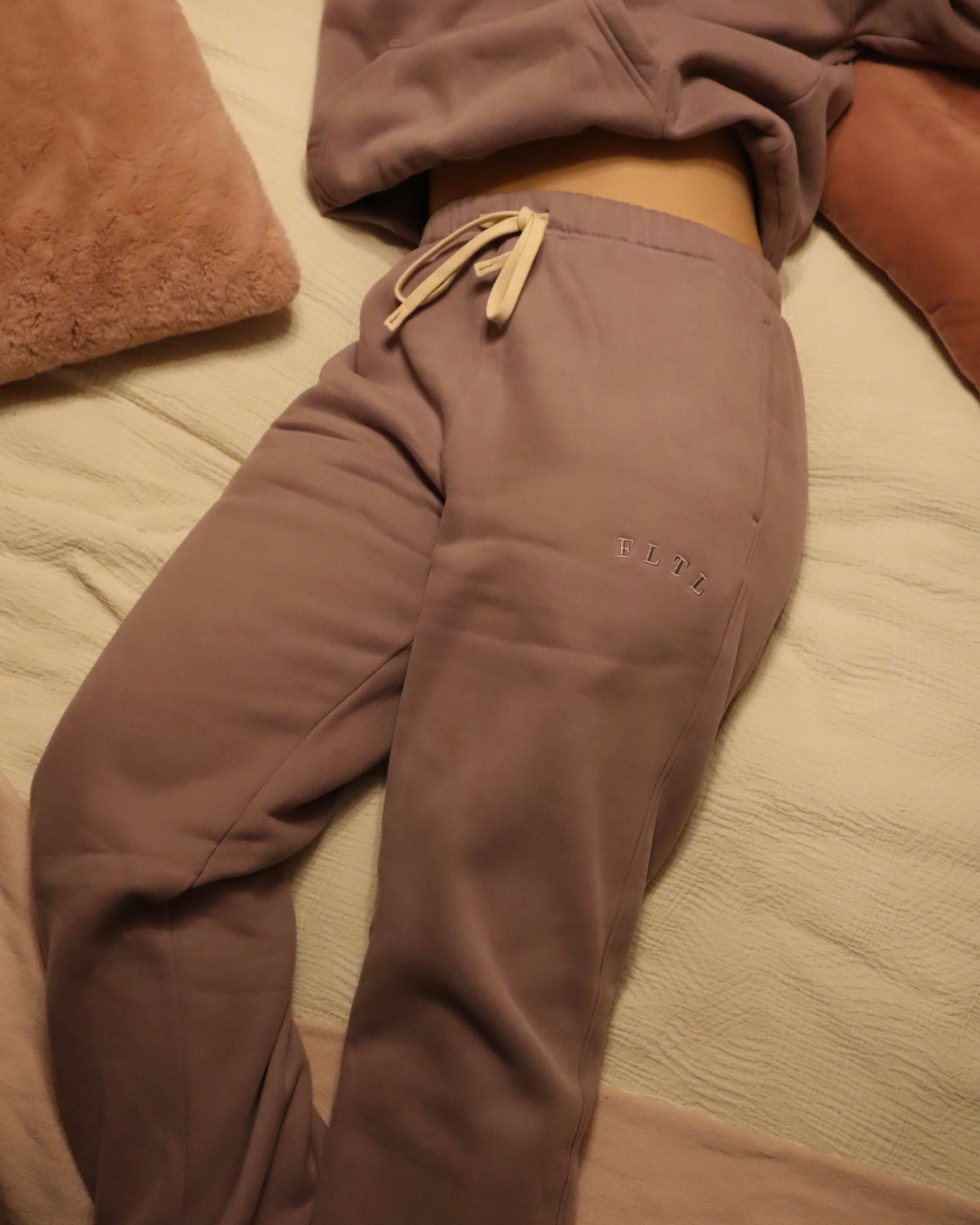 LUXEFLEECE™ SWEATPANT (SUGAR PLUM)