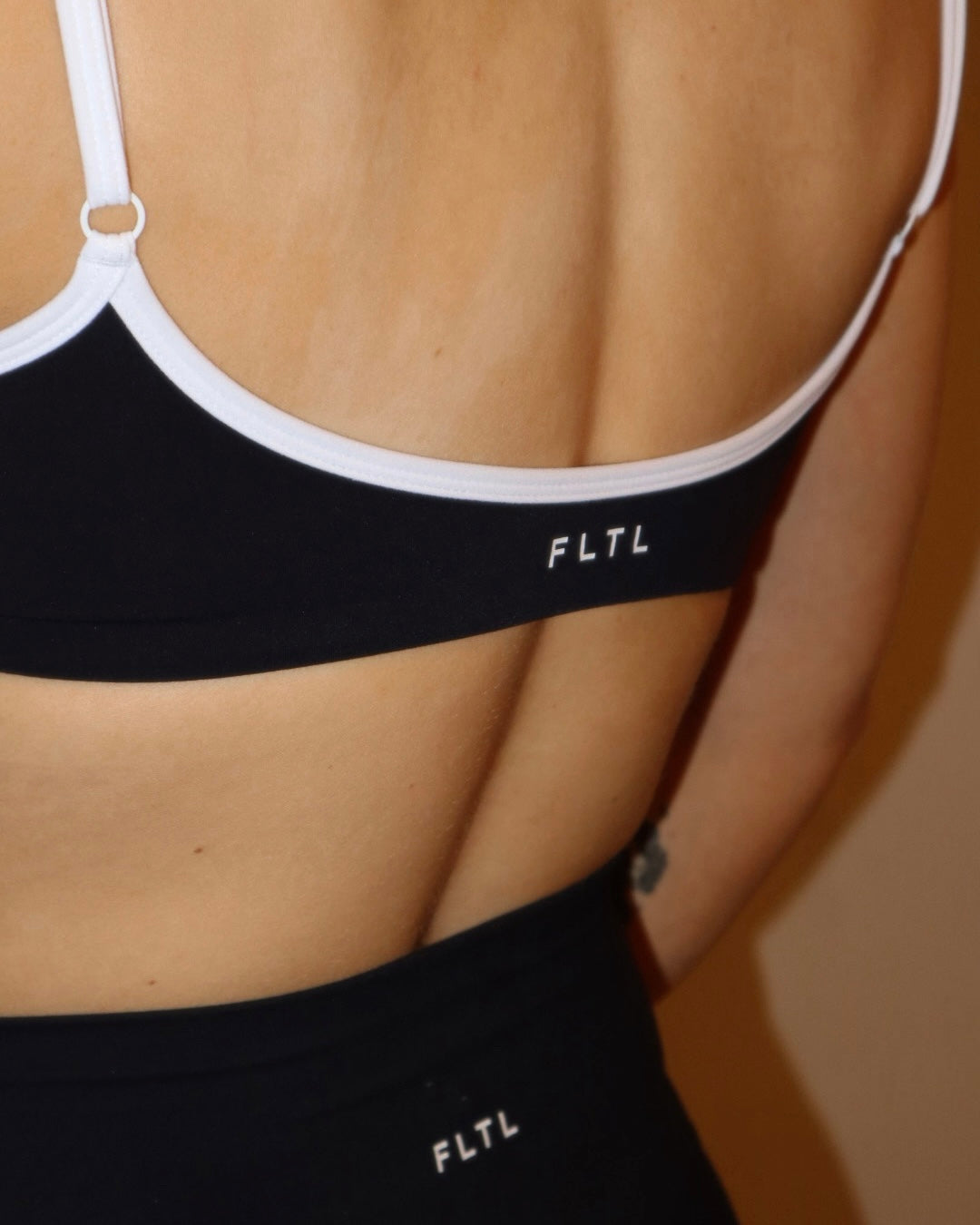 LUXEFORM™ SCRUNCH BRA (BLACK/WHITE)