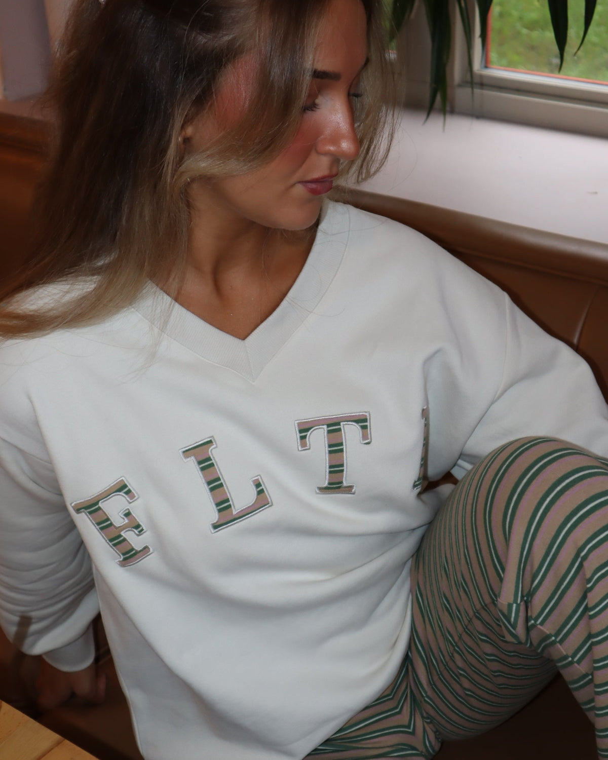 LUXEFLEECE™ LIGHT V SWEATSHIRT (OAT)